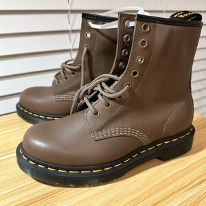 ⭐️⭐️ NEW Dr. Doc Martens 32025 Brown Leather Lace-Up Combat Boots Women’s 6